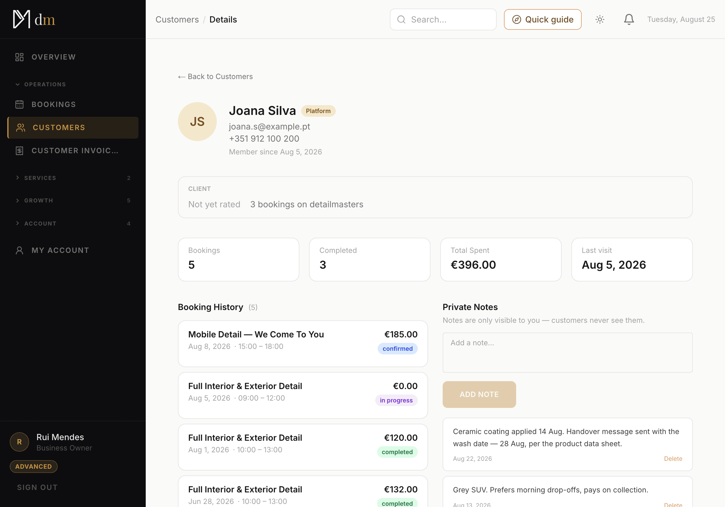 La fiche client de detailmasters CRM : les notes privées du studio à côté de l'historique des réservations du client.